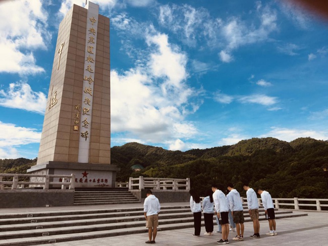 實踐隊向松毛嶺戰(zhàn)役中犧牲的烈士鞠躬默哀。福建船政交通職業(yè)學(xué)院供圖